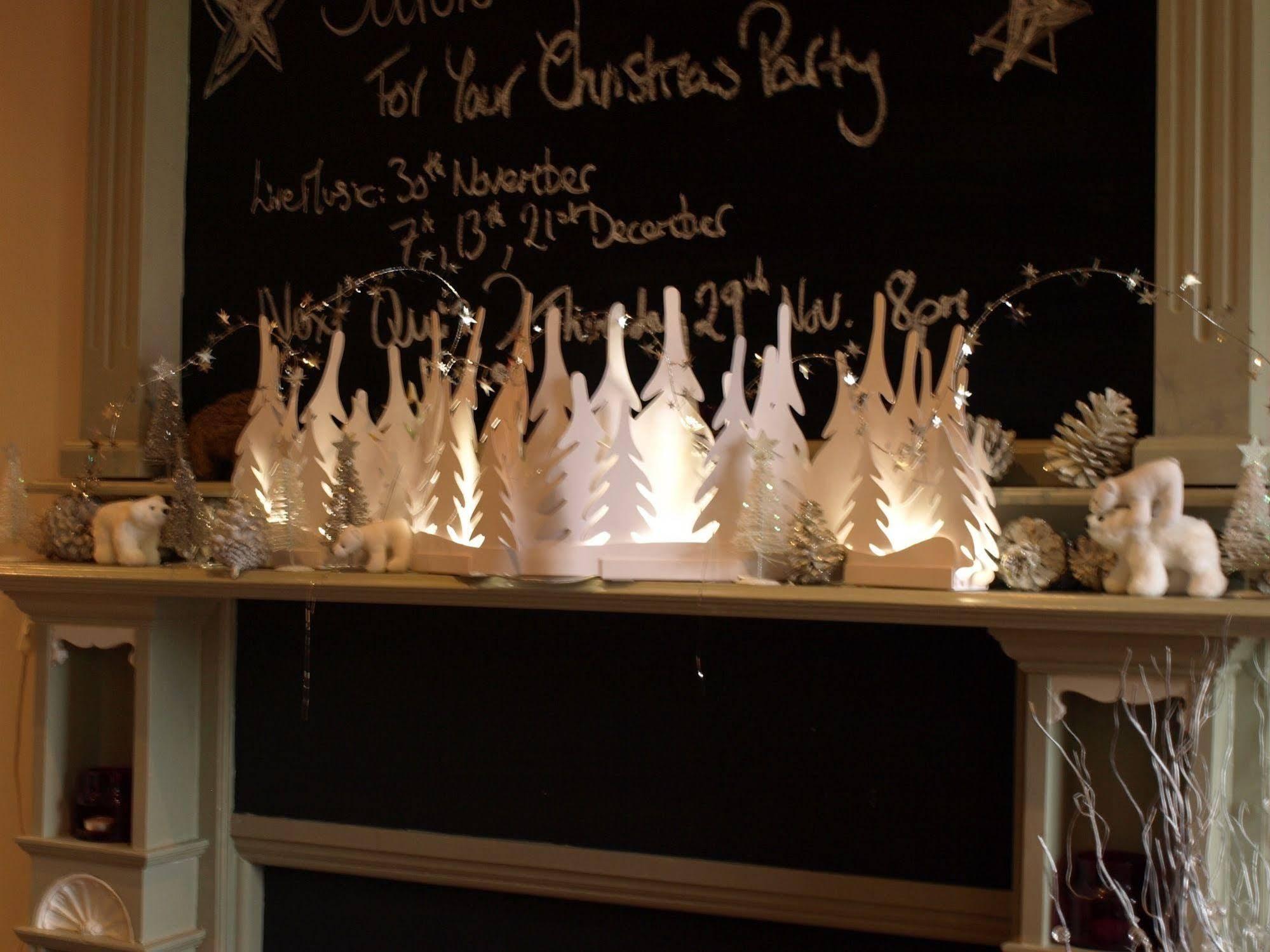 The Bower Inn ブリッジウォーター エクステリア 写真 A fireplace decorated for Christmas