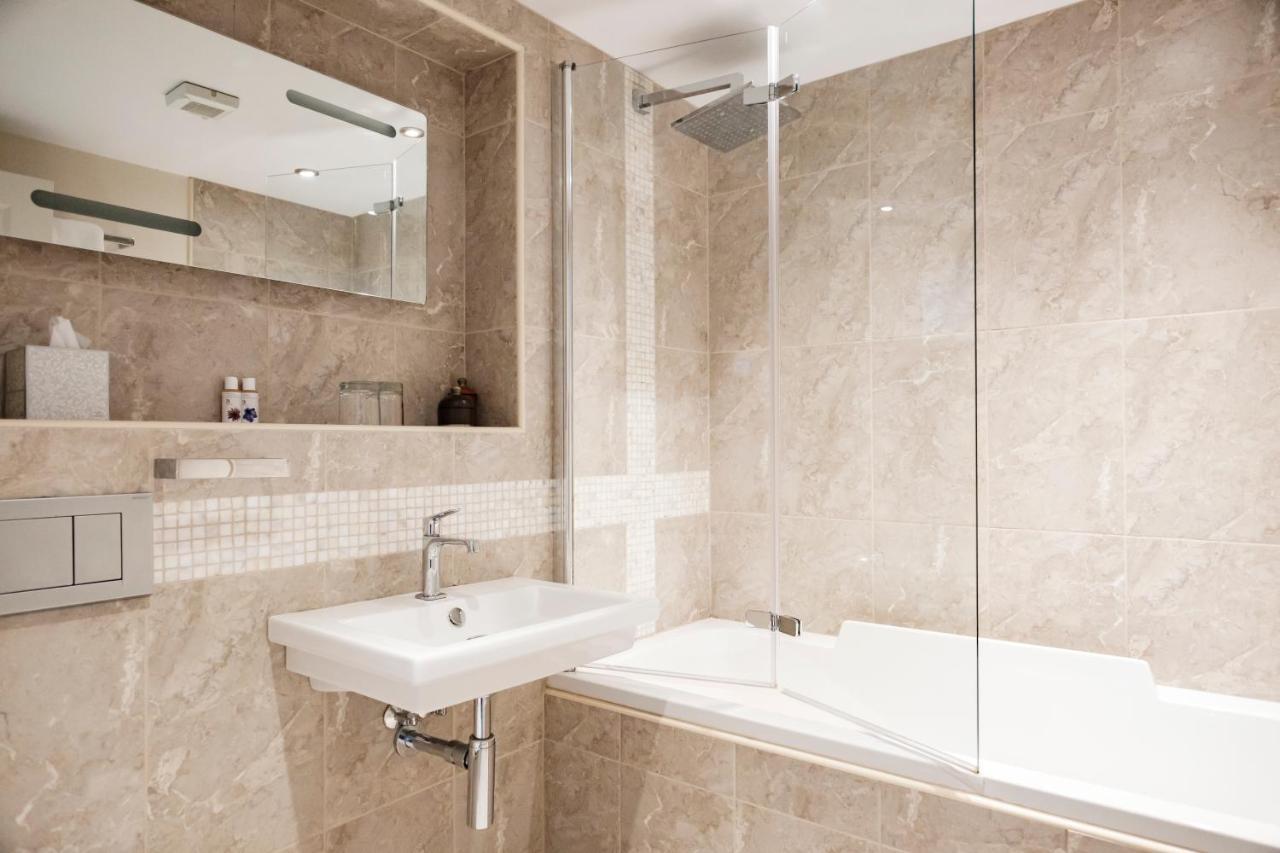 The Bower Inn ブリッジウォーター エクステリア 写真 Bathroom with shower screen