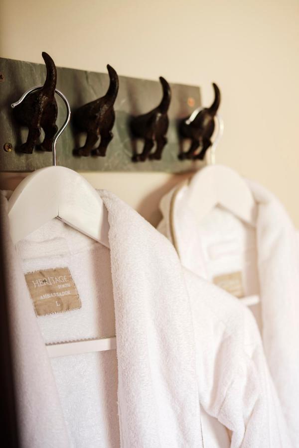 The Bower Inn ブリッジウォーター エクステリア 写真 A white coat