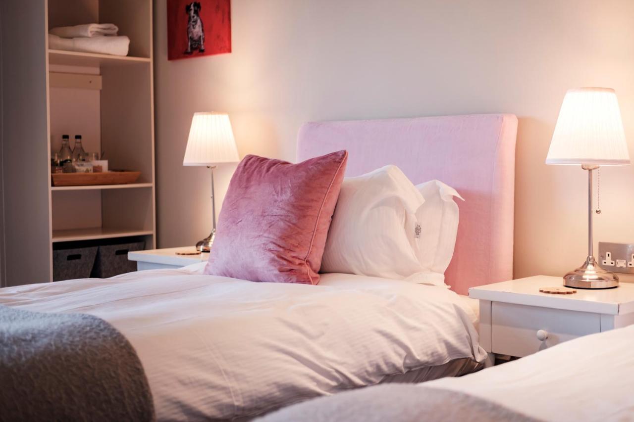 The Bower Inn ブリッジウォーター エクステリア 写真 A bed with a headboard