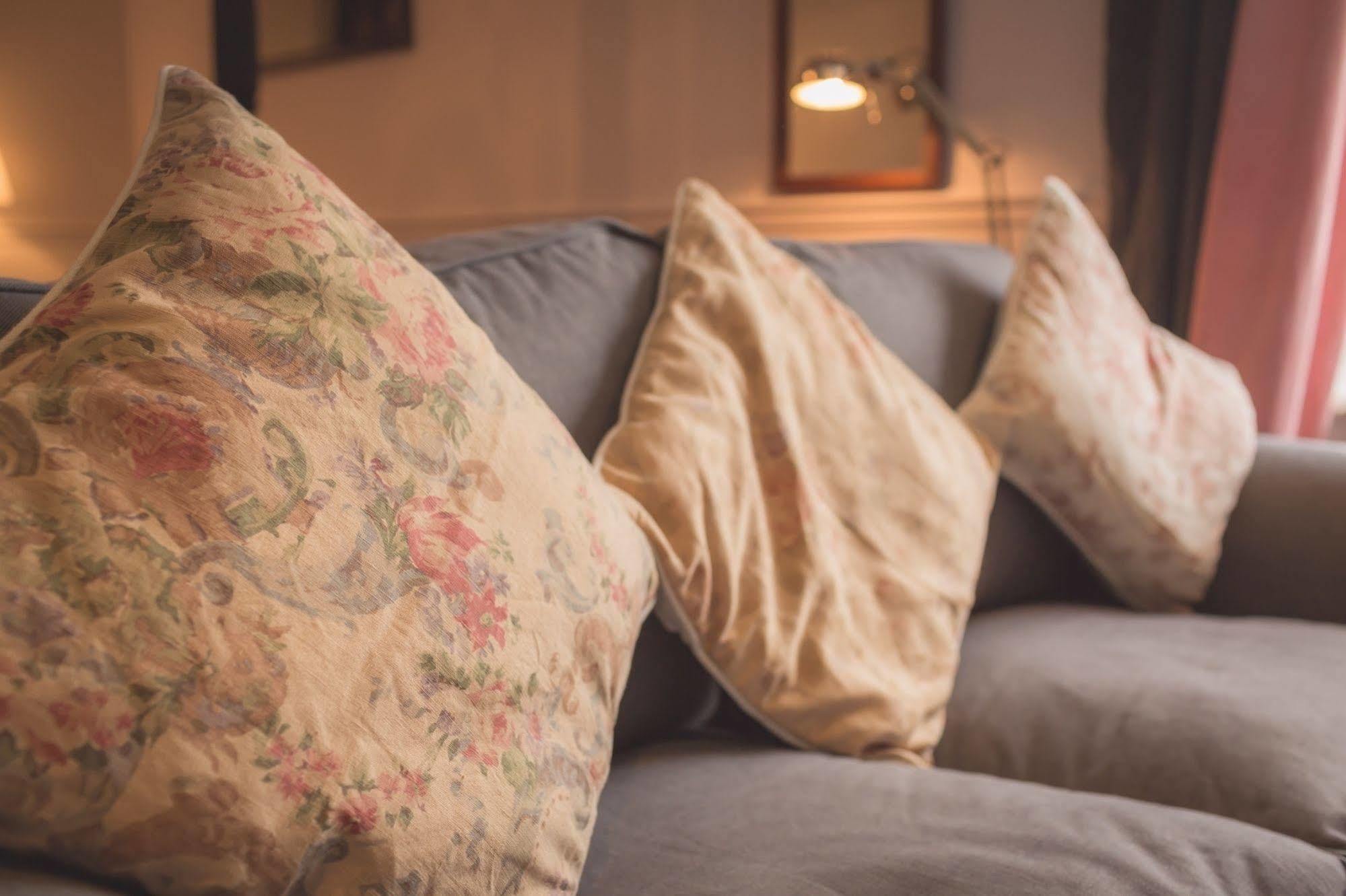 The Bower Inn ブリッジウォーター エクステリア 写真 Cushions on a sofa