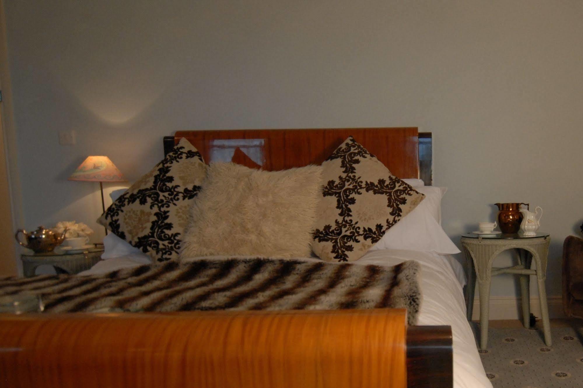 The Bower Inn ブリッジウォーター エクステリア 写真 A bed with a mink throw